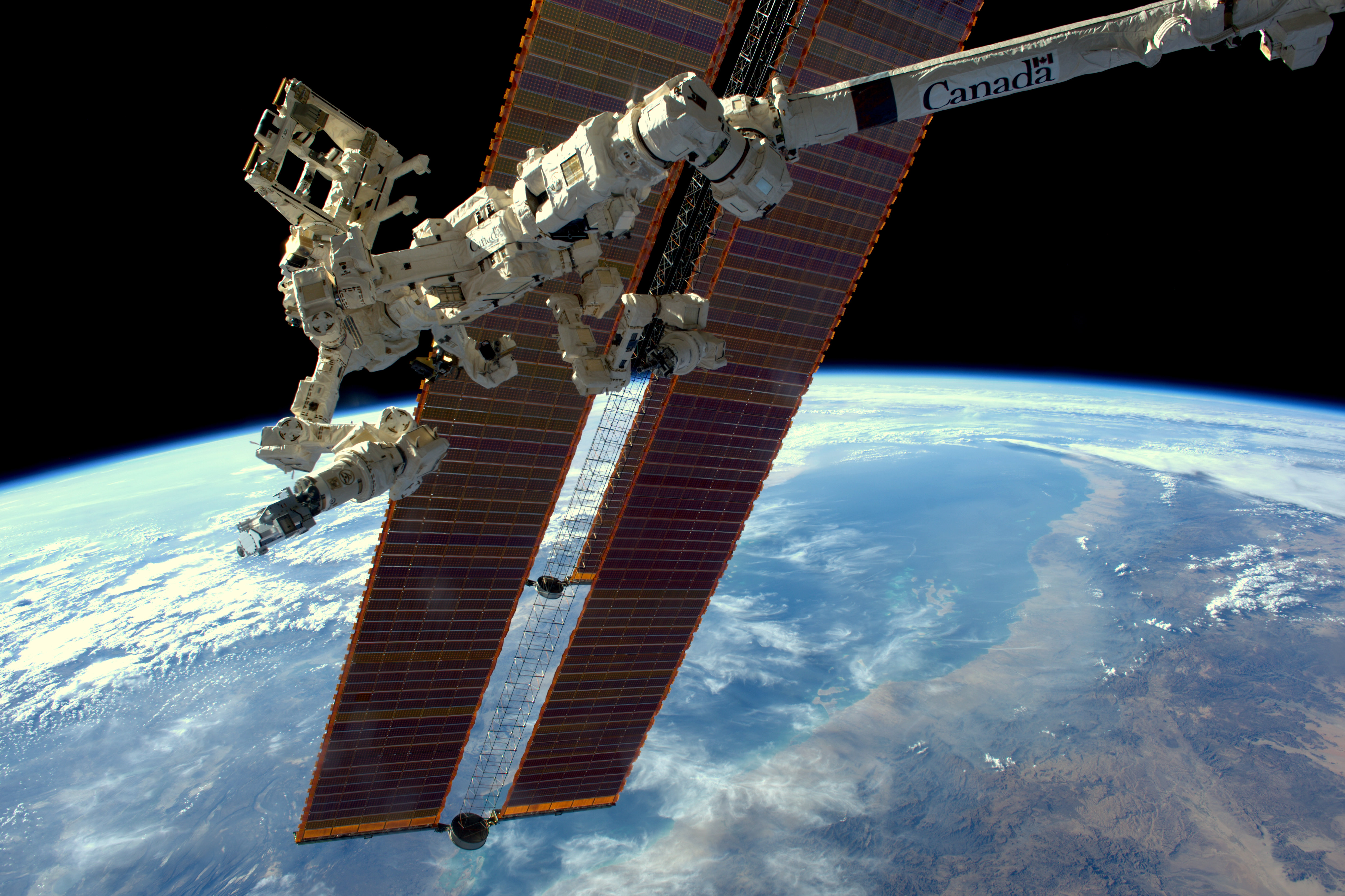 Dextre 携带 RELL 在空间站外部作业，2017 年。