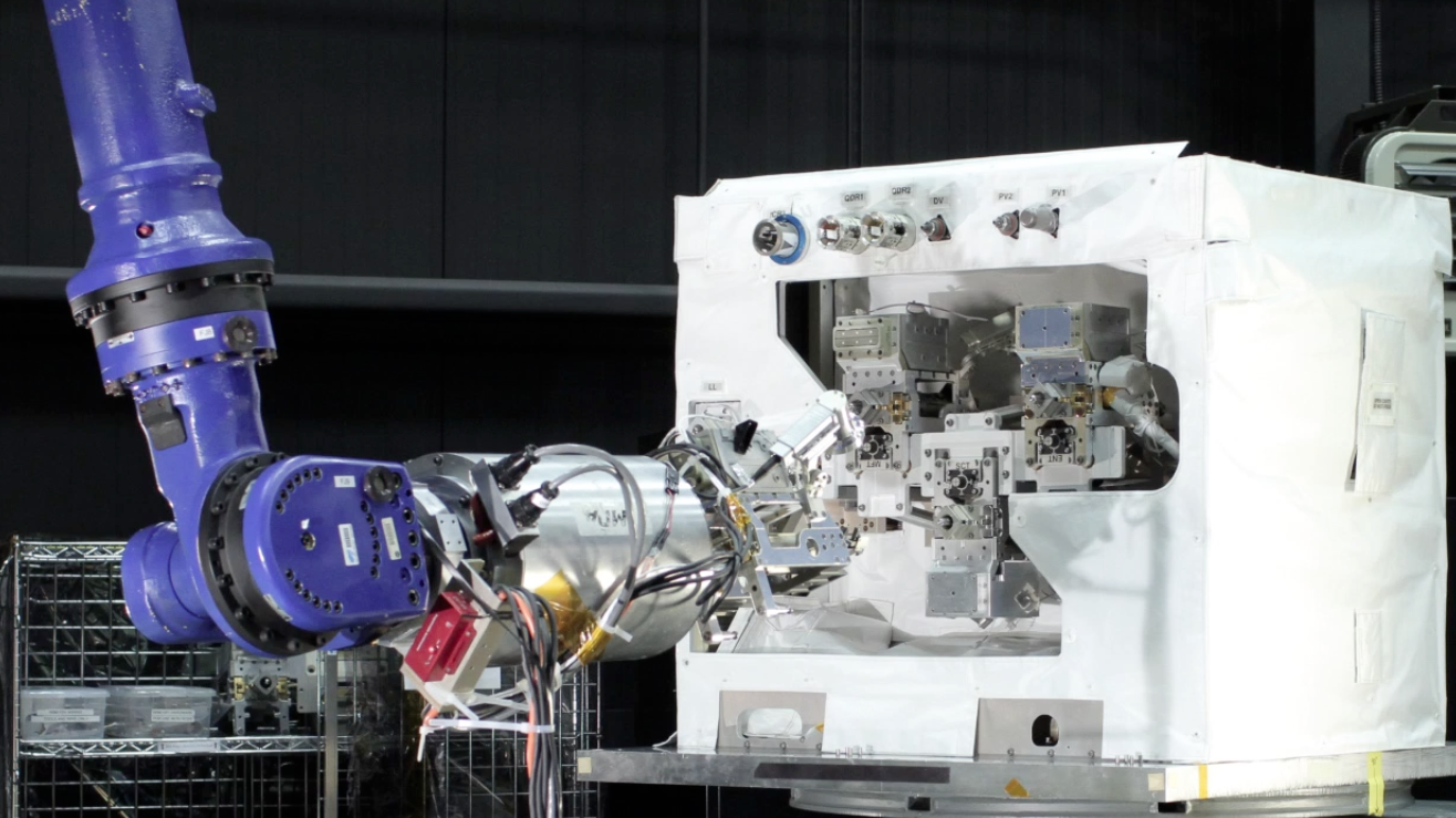 NASA RRM 任务视频所用的工具与试验模块画面。