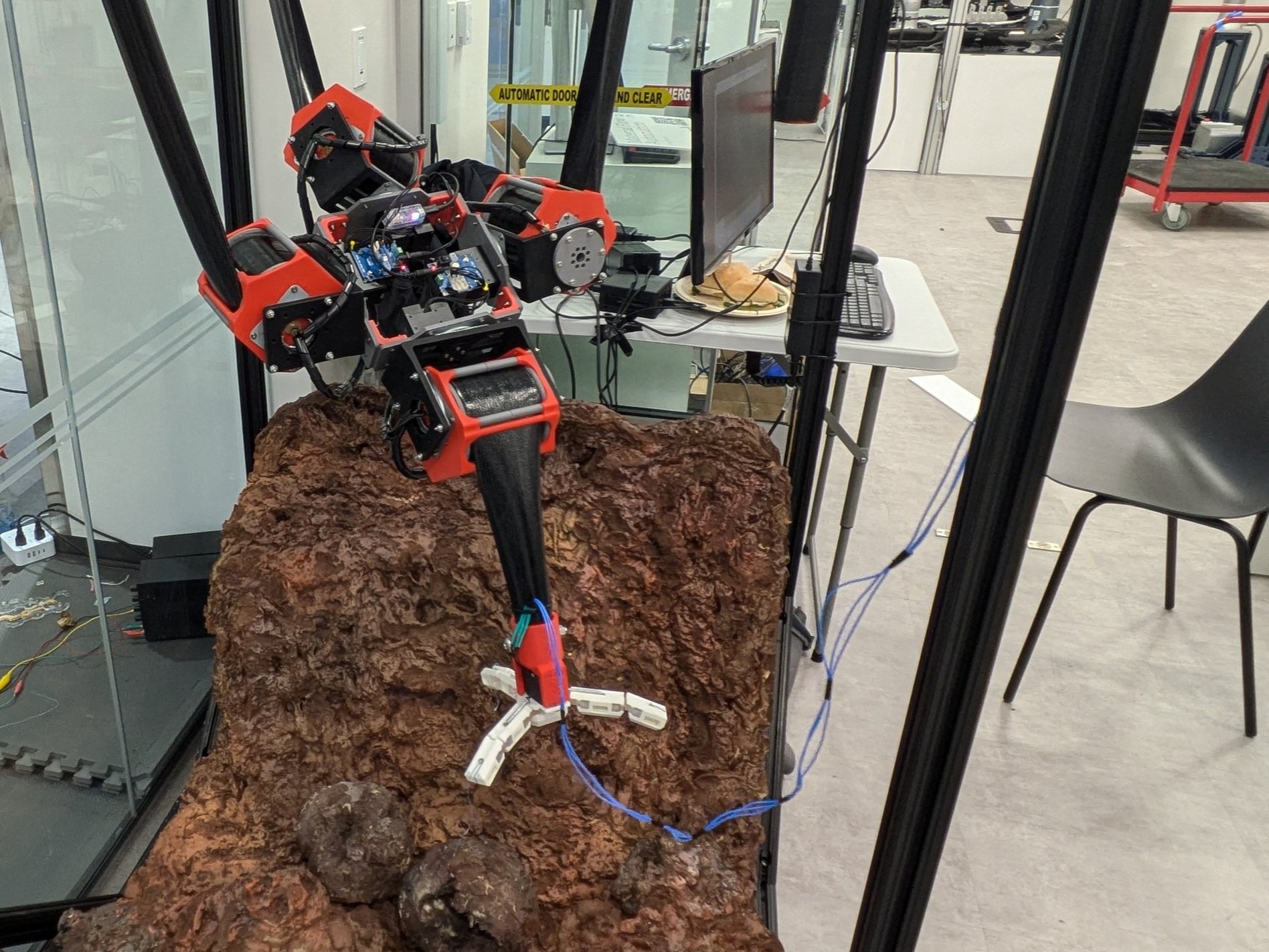 Stanford 展示环境中的 ReachBot 原型。